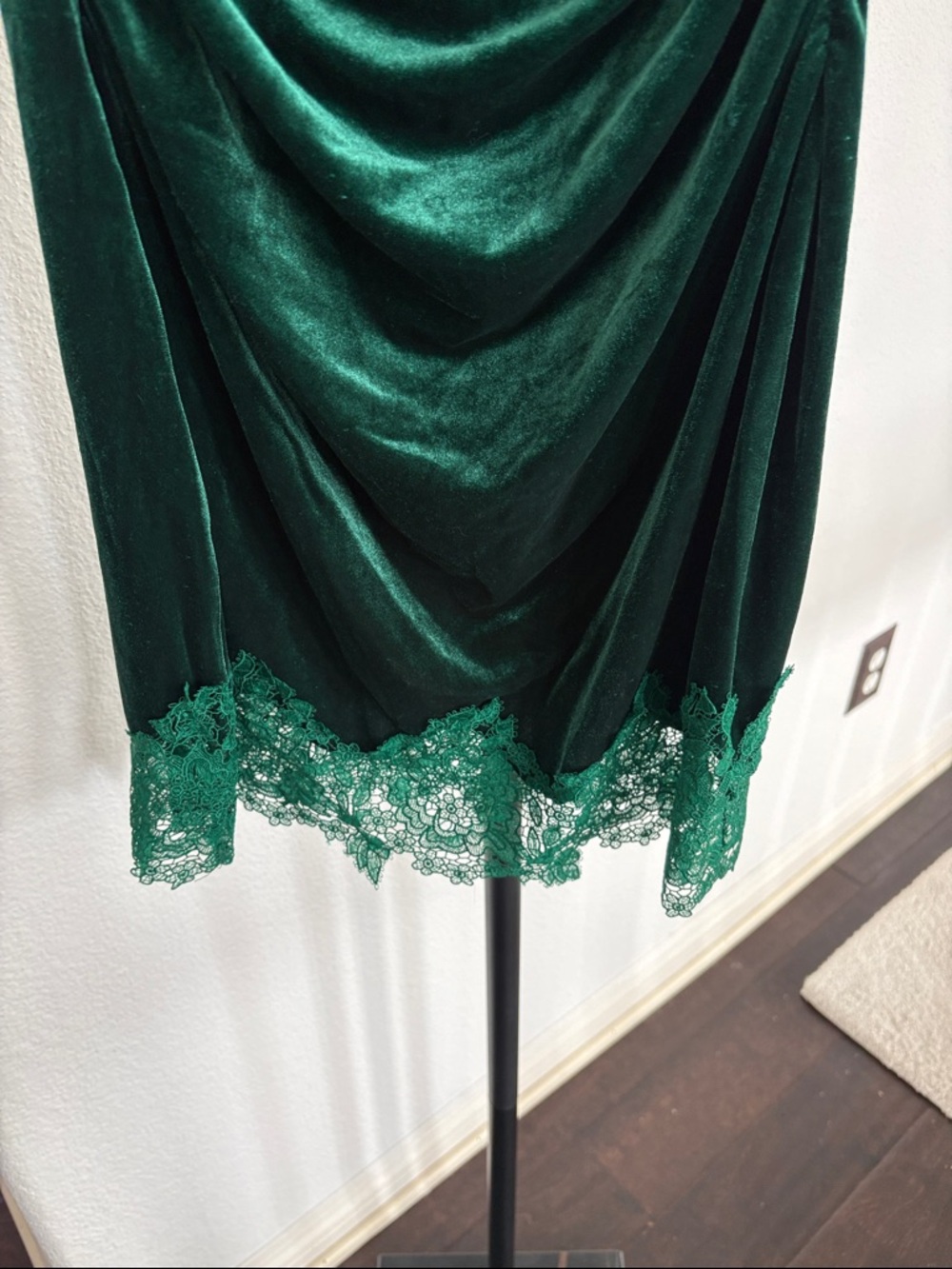 Commense Lace Trim Ruched Velvet Mini Dress NWT Size S - Picture 4 of 6
